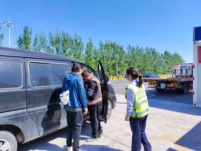 车辆抛锚困站口，收费员暖心服务显担当1