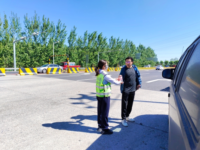 车辆抛锚困站口，收费员暖心服务显担当2