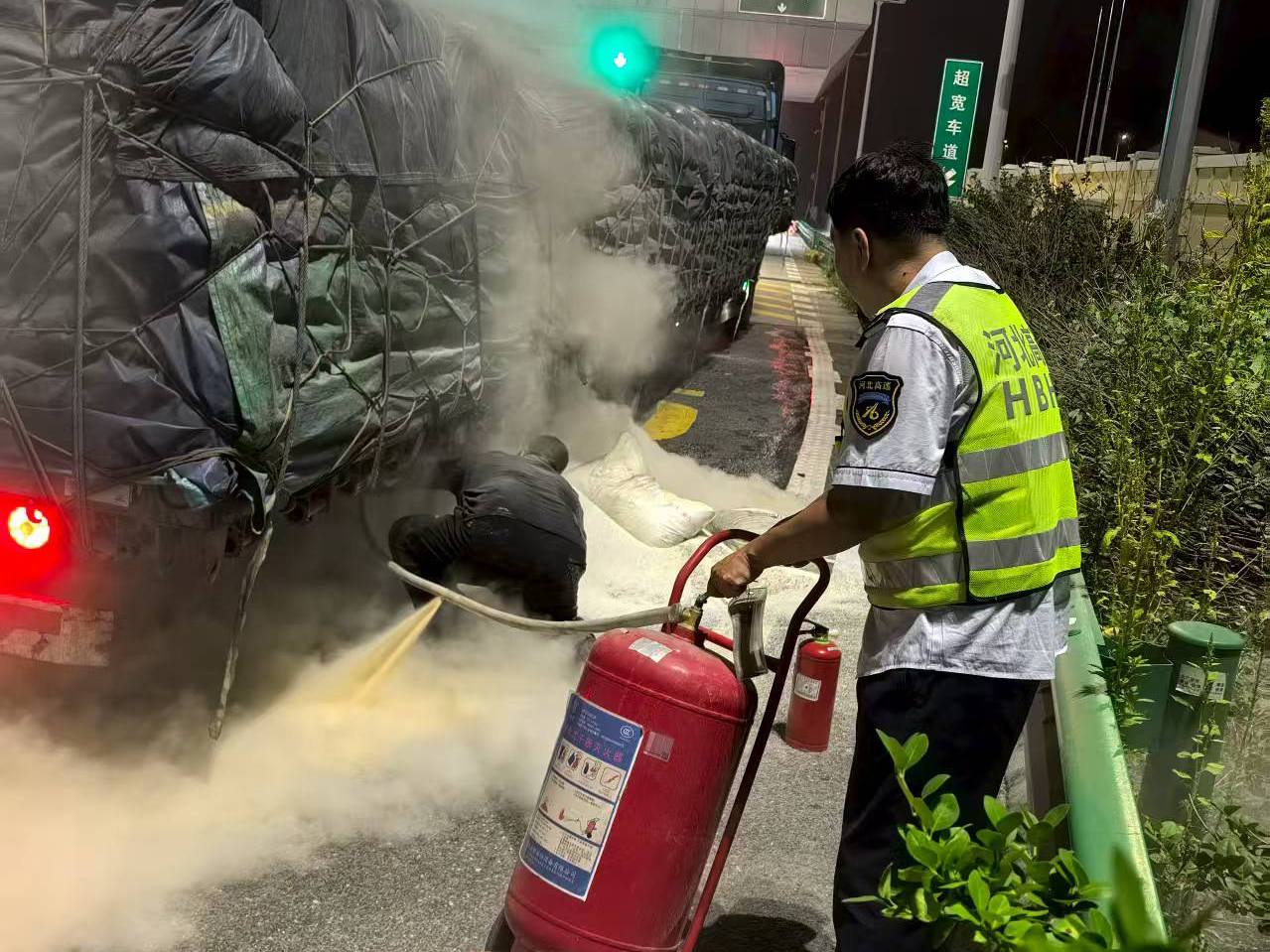 廊坊分公司广阳收费站：临危不乱显担当 快速化解车辆火情