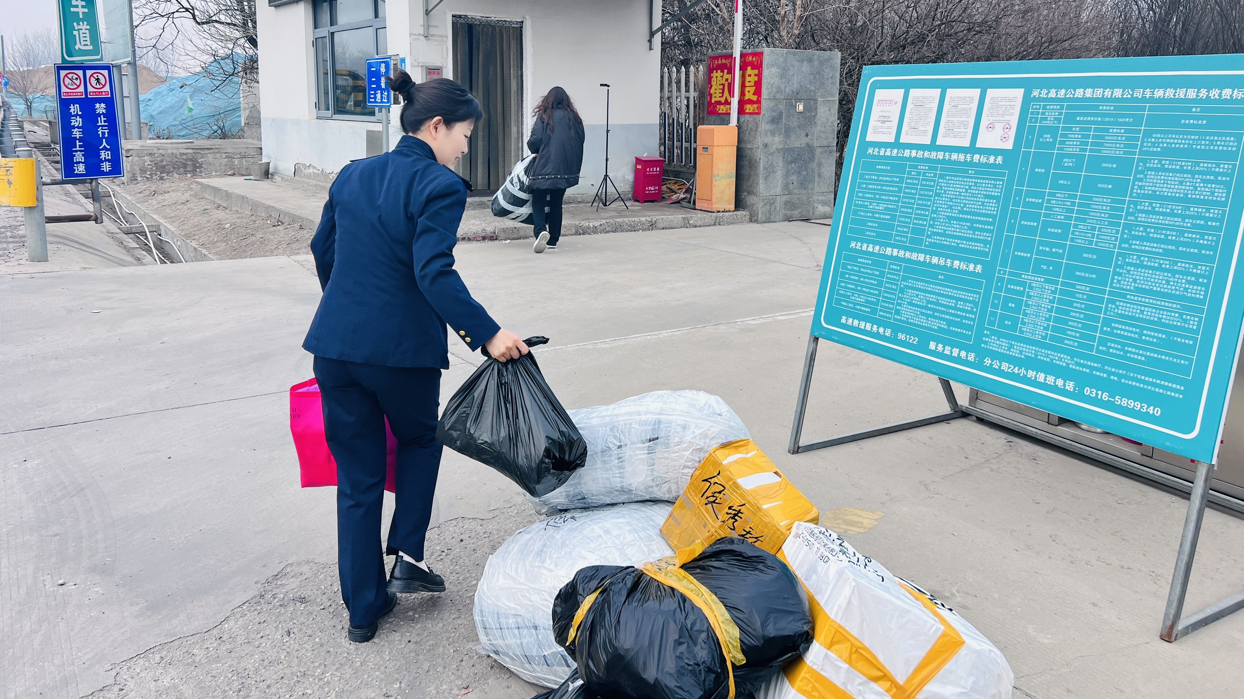 廊坊分公司东湾收费站：一趟改期的客车 一次暖心的相助