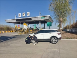 廊坊分公司三河南收费站：胎压报警遇难题   高速暖心解民忧