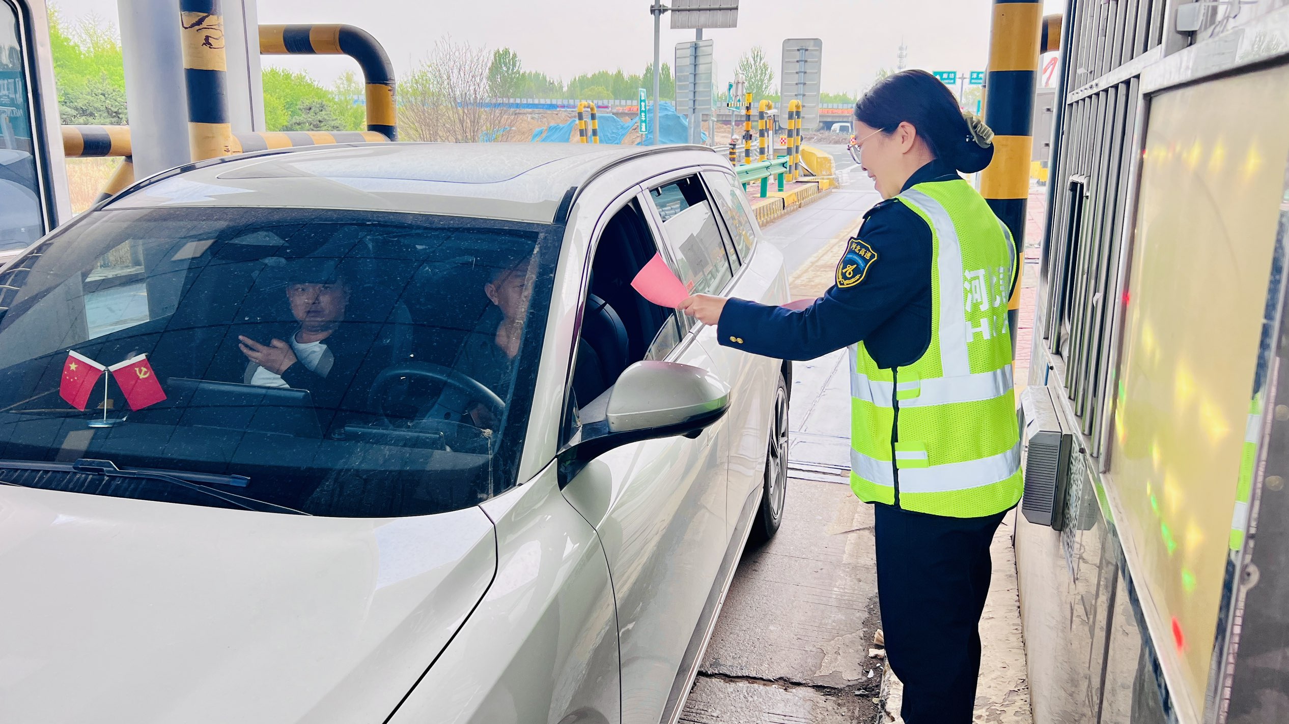 廊坊分公司东湾收费站：开展全民国家安全教育日宣传活动