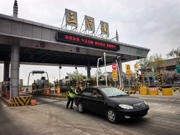 廊坊分公司三河南收费站：援手推车解困   真情服务护航