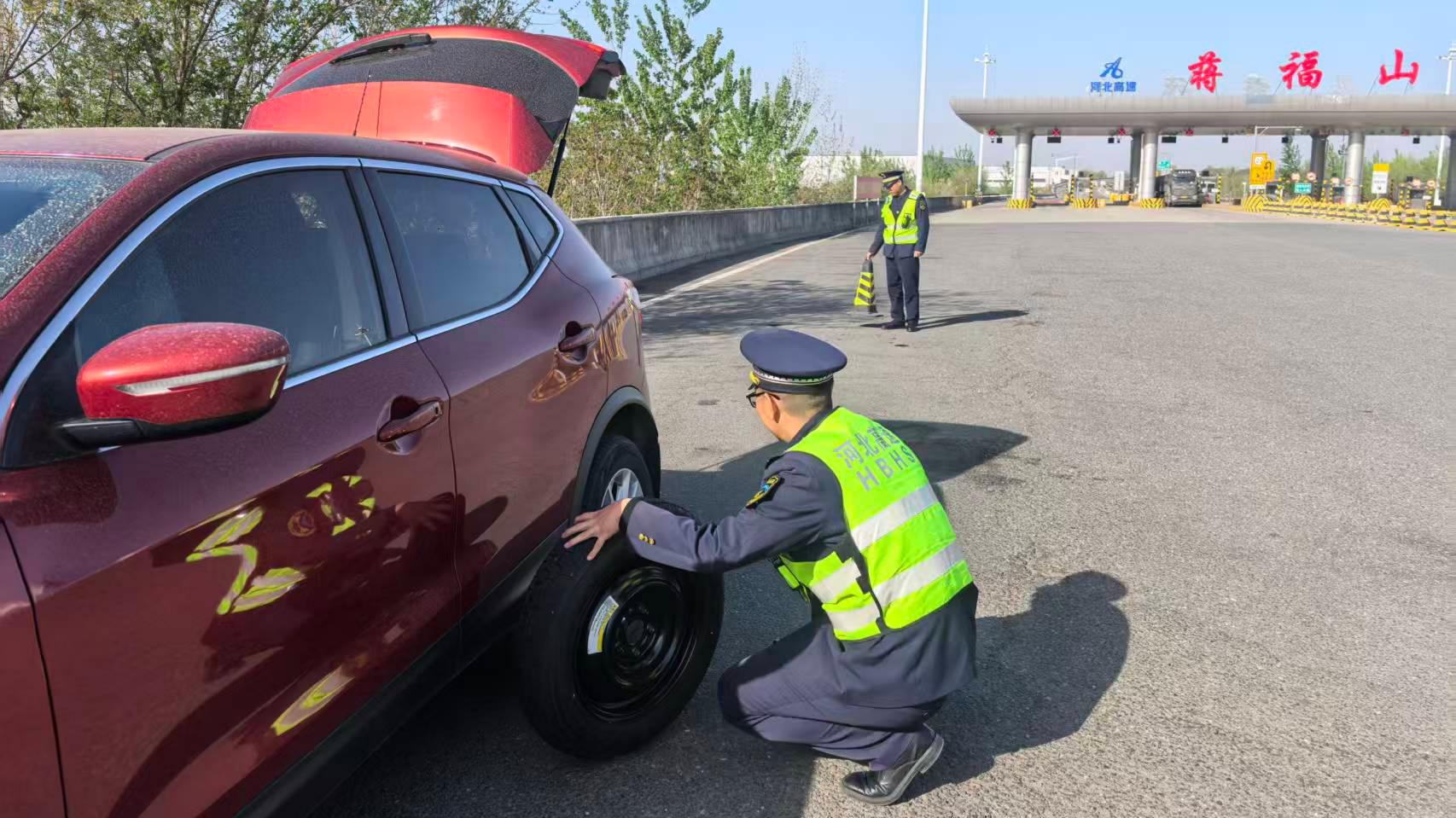 廊坊分公司蒋福山收费站：快速换胎解民忧 暖心服务护坦途