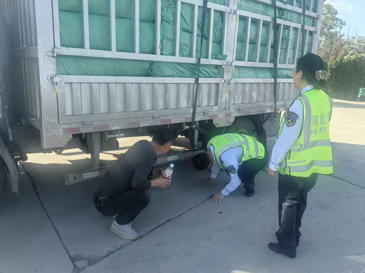 廊坊分公司固安东收费站：暖心救助故障货车 为民服务办实事