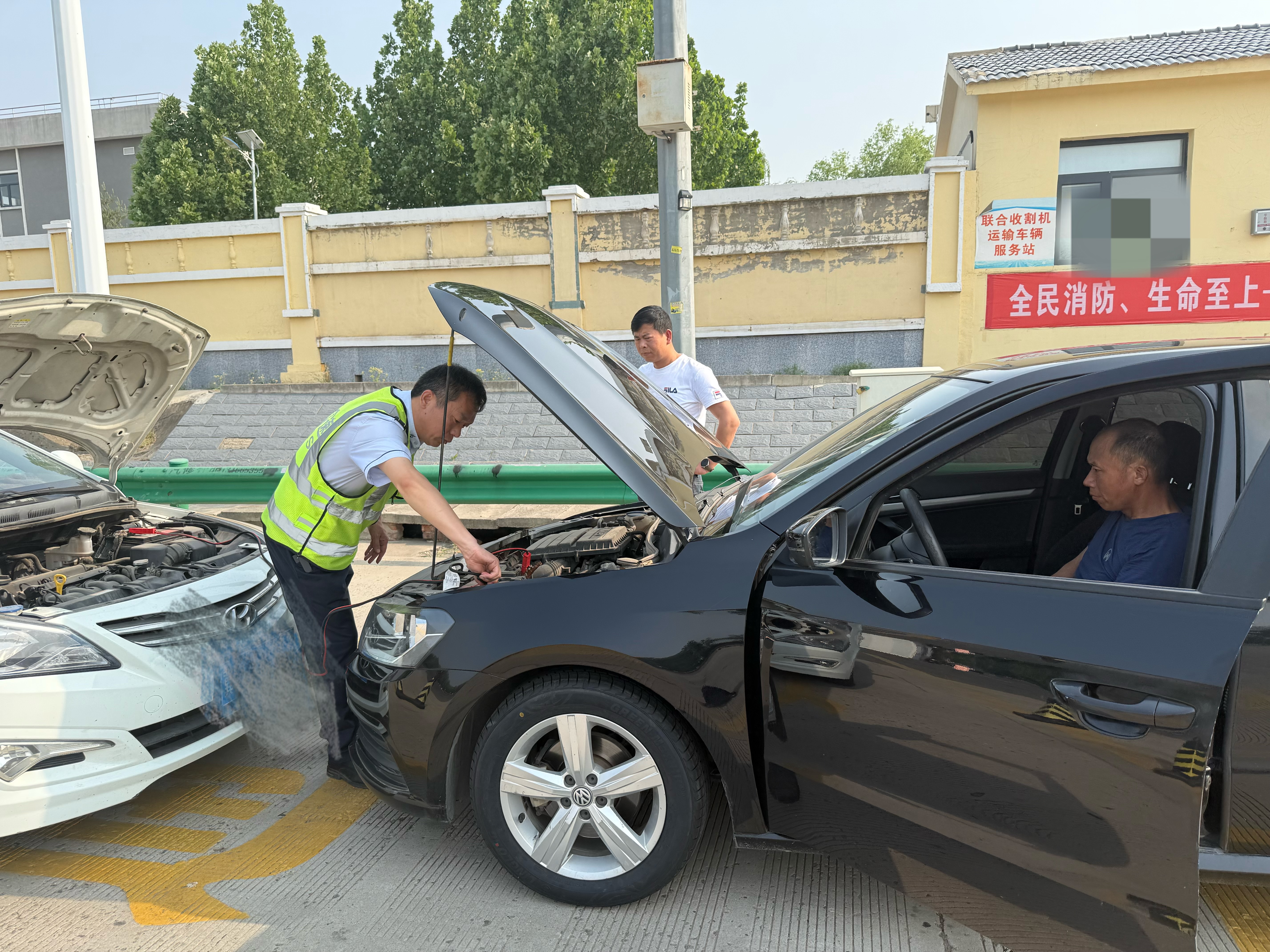 廊坊分公司广阳收费站暖心搭电解司乘难题