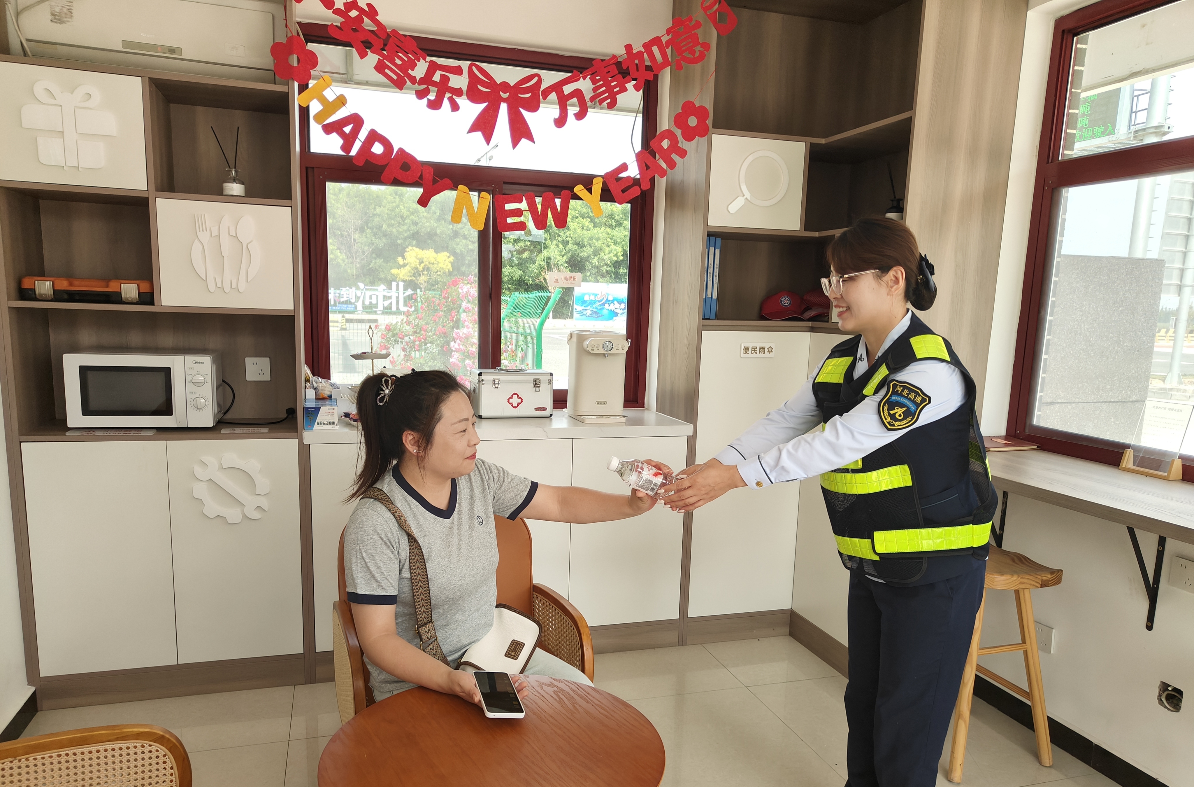 廊坊分公司大厂东收费站温情服务过往乘客